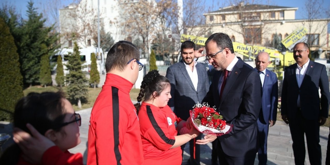 Bakan Kasapoğlu, özel sporcular ile bir araya geldi