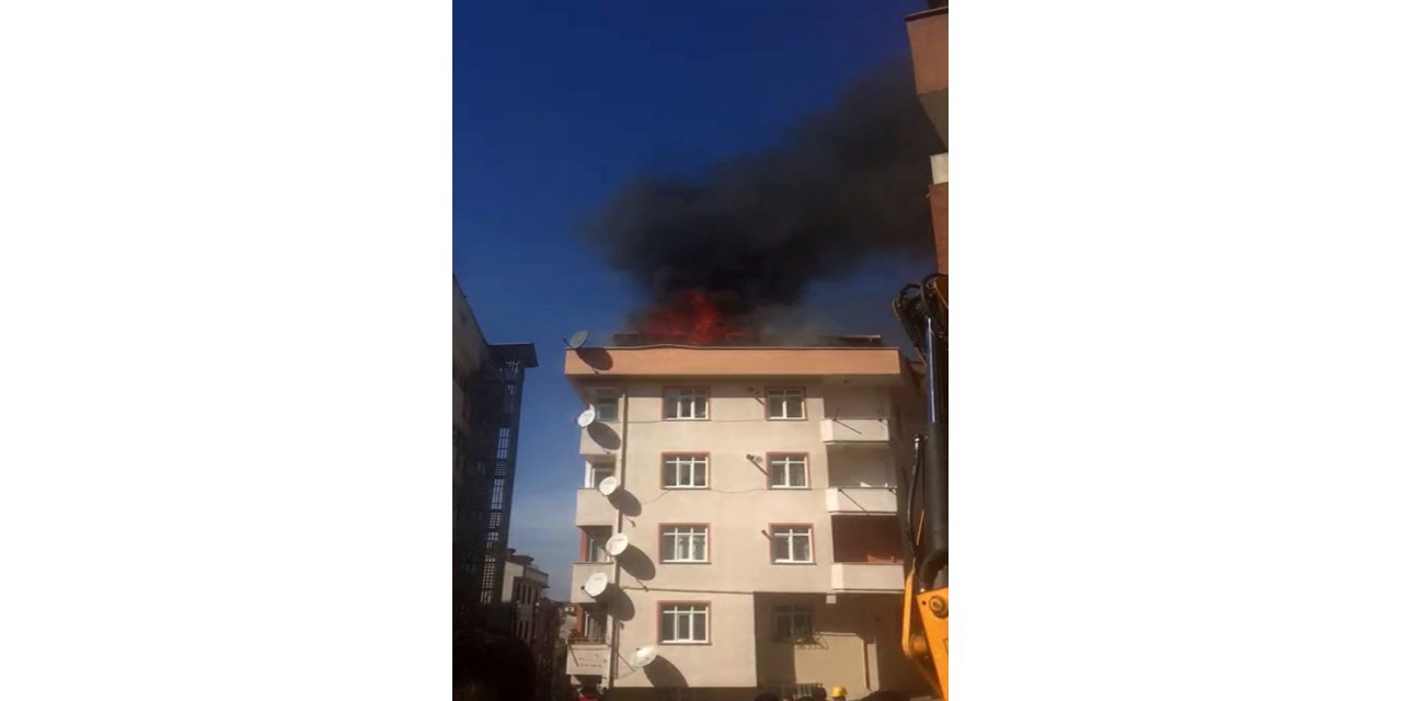 Kağıthane’de bulunan 4 bir binanın çatı katında bilinmeyen bir nedenle yangın çıktı. Çatı katı alev alev yanarken, ihbar üzerine olay yerine gelen itfaiye ekipleri yanına müdahale ediyor.