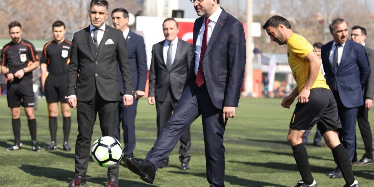 Bakan Kasapoğlu, Kamu Futbol Turnuvası’nın başlama vuruşunu yaptı