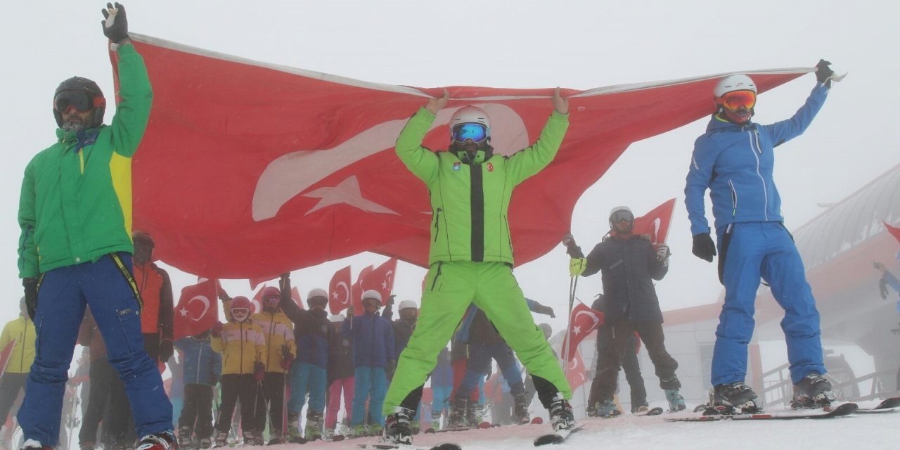 Şehitler, Erciyes'te Türk bayraklarıyla yapılan kayakla anıldı