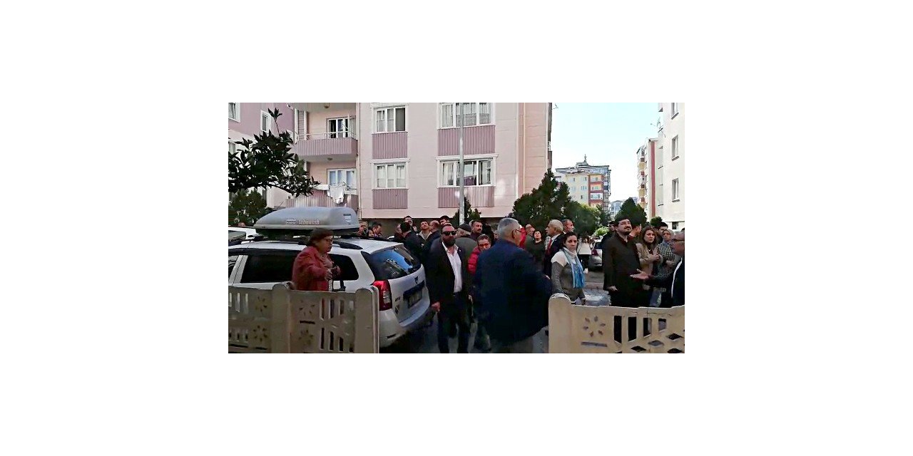 Apartmanda aşağıya düşmek üzere olan kadını komşusu kurtardı