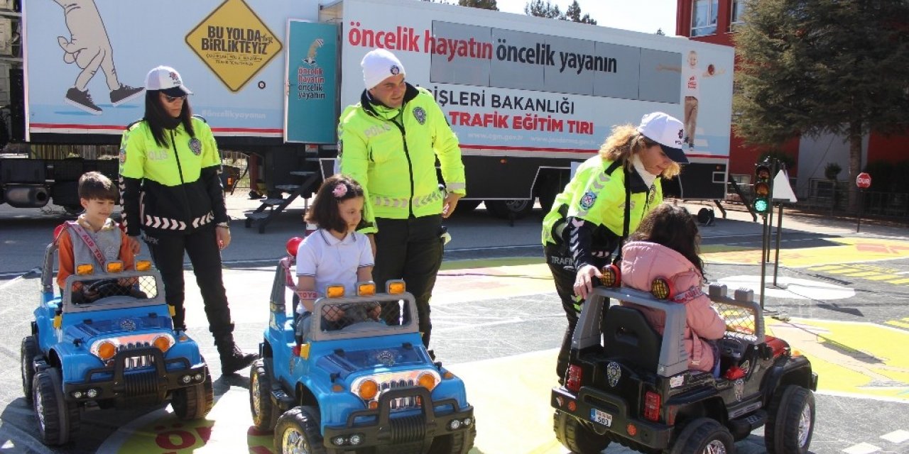 Çocuklar uygulamalı trafik eğitimiyle bilinçlendiriliyor