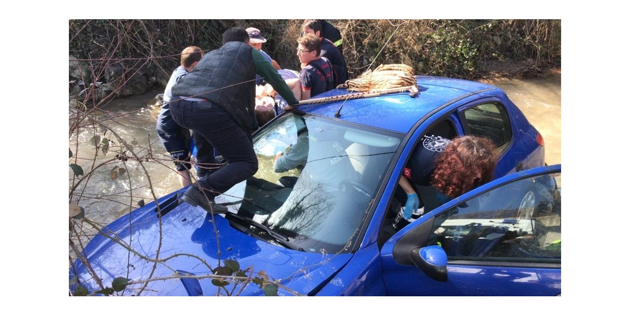 Kocaeli TEM’de kontrolden çıkan otomobil dereye uçtu: 2 yaralı