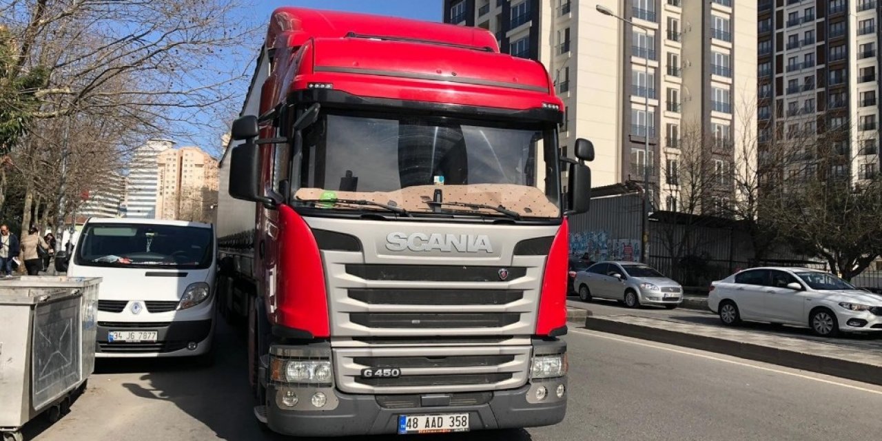 Ataşehir’de tır ile minibüs arasında kalan bir kişi yaralandı