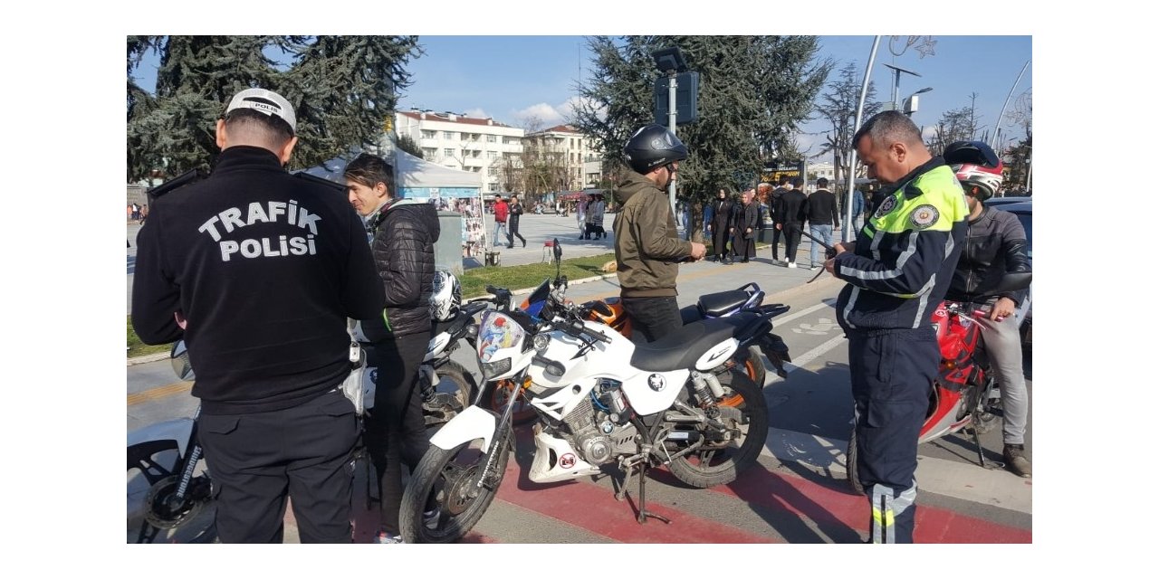 Polisler yaptıkları uygulamada iki saatte 212 araç kontrol edildi