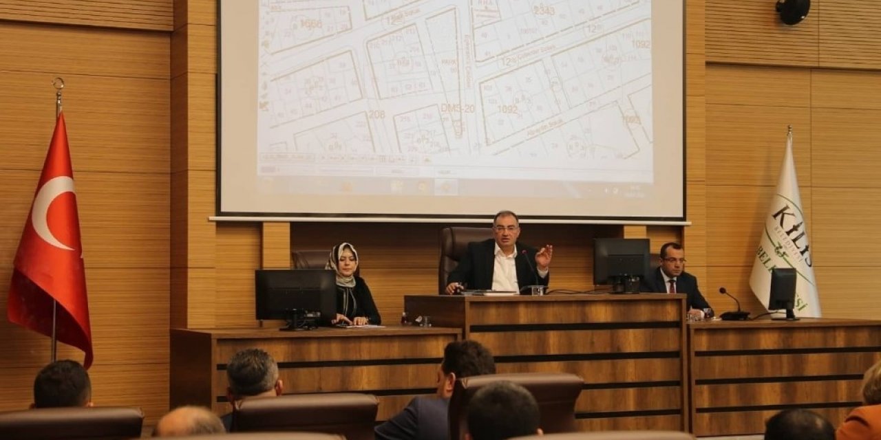 Belediye meclisinde şehitler için saygı duruşu