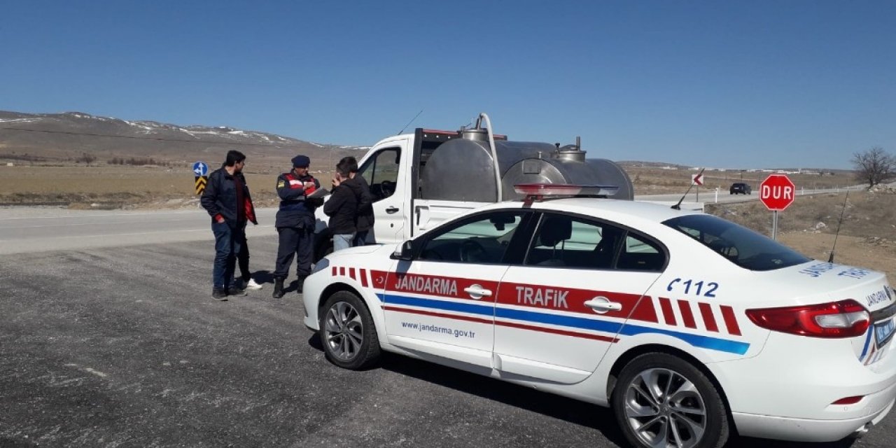 Şuhut’ta jandarma trafik ekipleri sürücüleri trafik kuralları ile ilgili bilgilendirdi