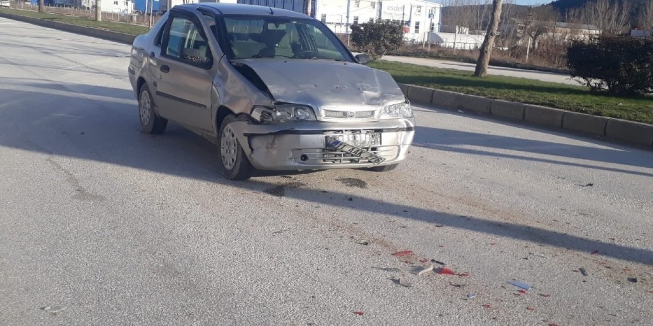Otomobiller çarpıştı, 2 yaralı