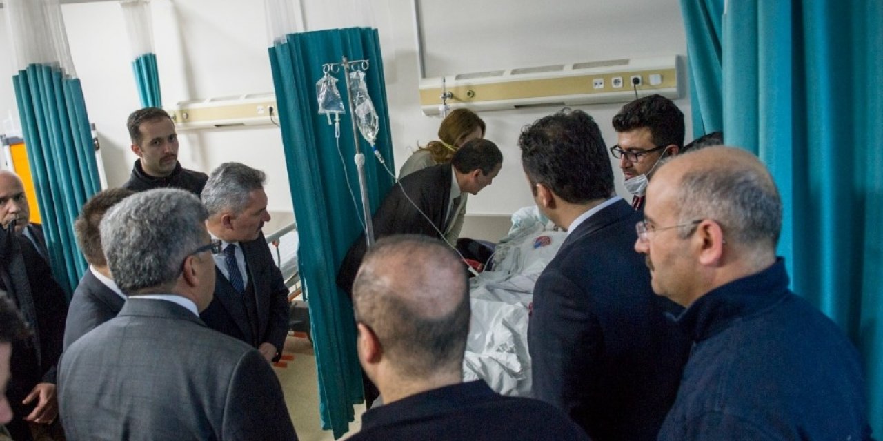 Vali Bilmez, yaralı gümrük memurlarını hastanede ziyaret etti
