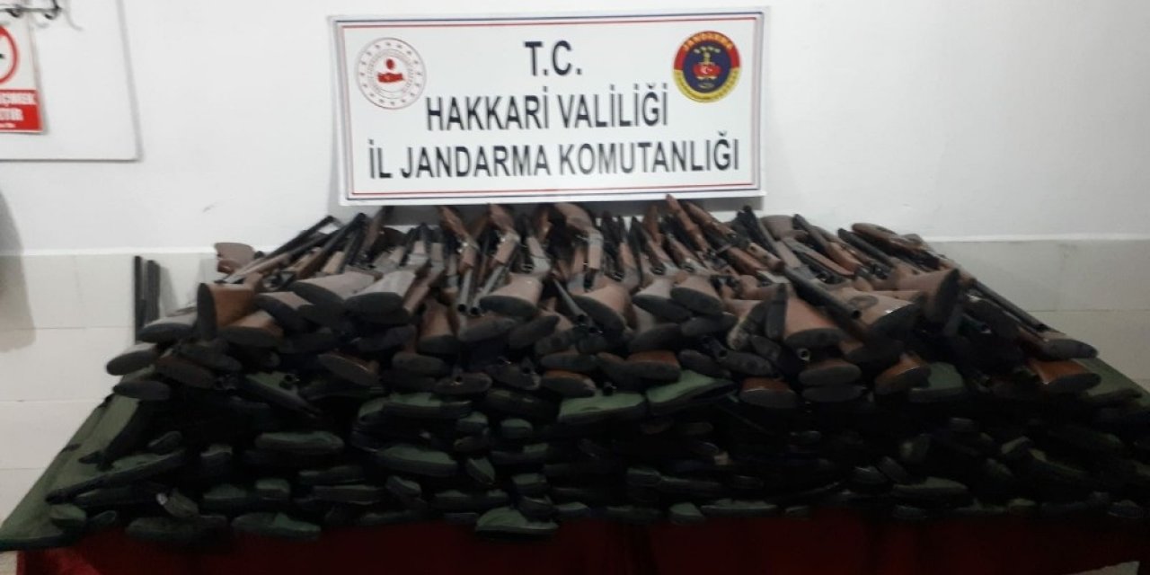 Yüksekova’da av tüfeği ve ağız maskesi ele geçirildi