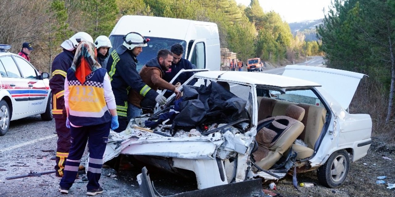 Kastamonu’da ticari minibüsle otomobil çarpıştı: 1 ölü, 6 yaralı