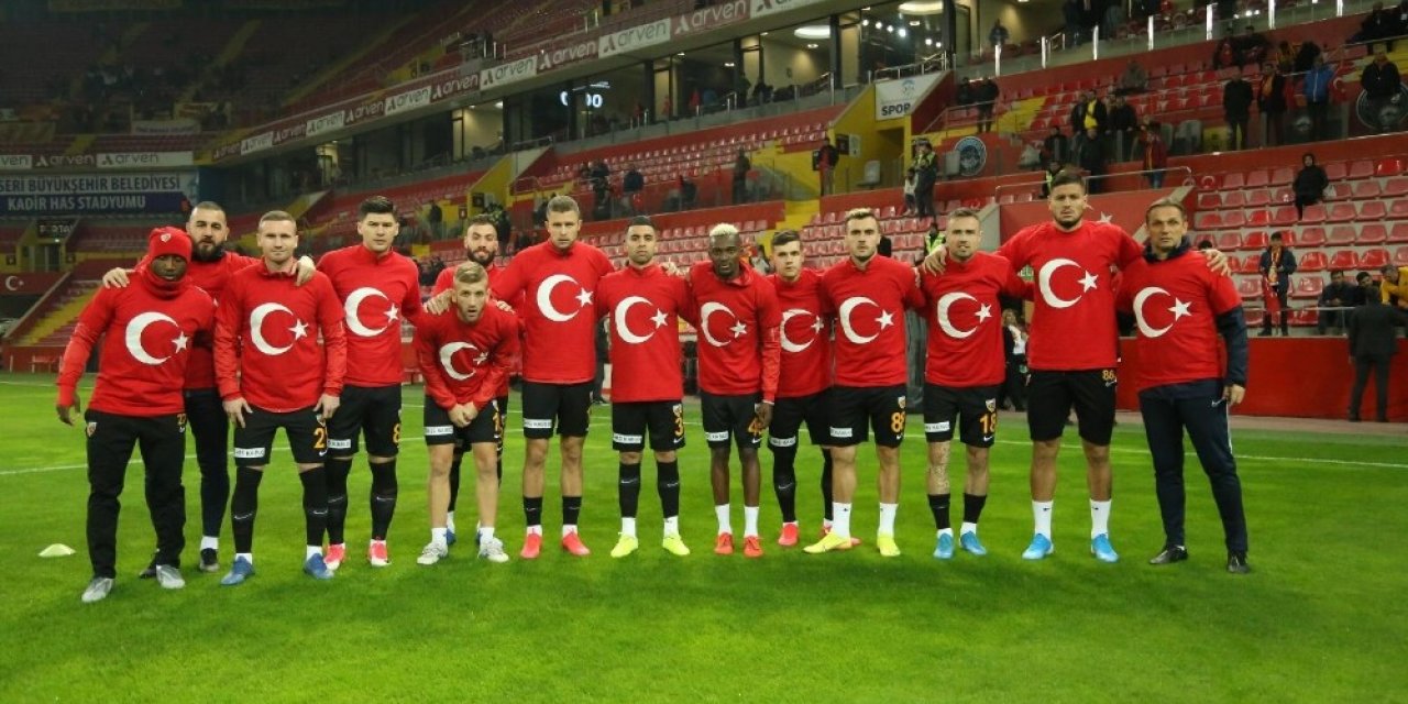 Kayserispor ısınmaya ay-yıldızlı tişörtle çıktı