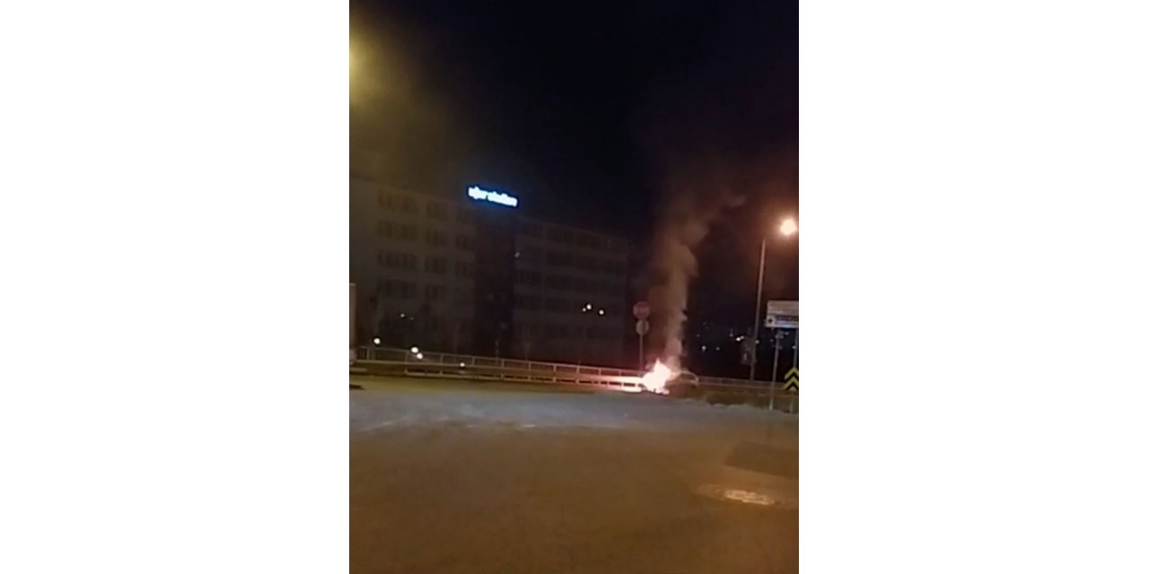 Kayaşehir’de araç alev alev yandı