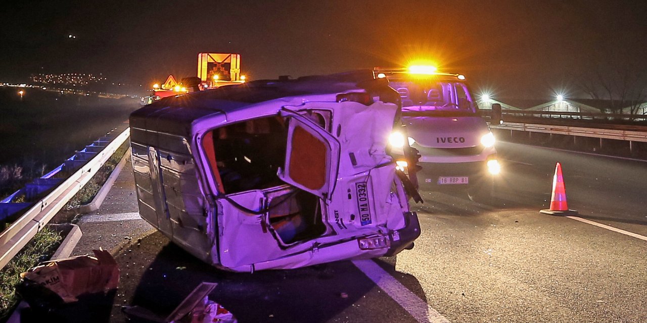 Bursa'da düzensiz göçmenleri taşıyan minibüs devrildi: 21 yaralı
