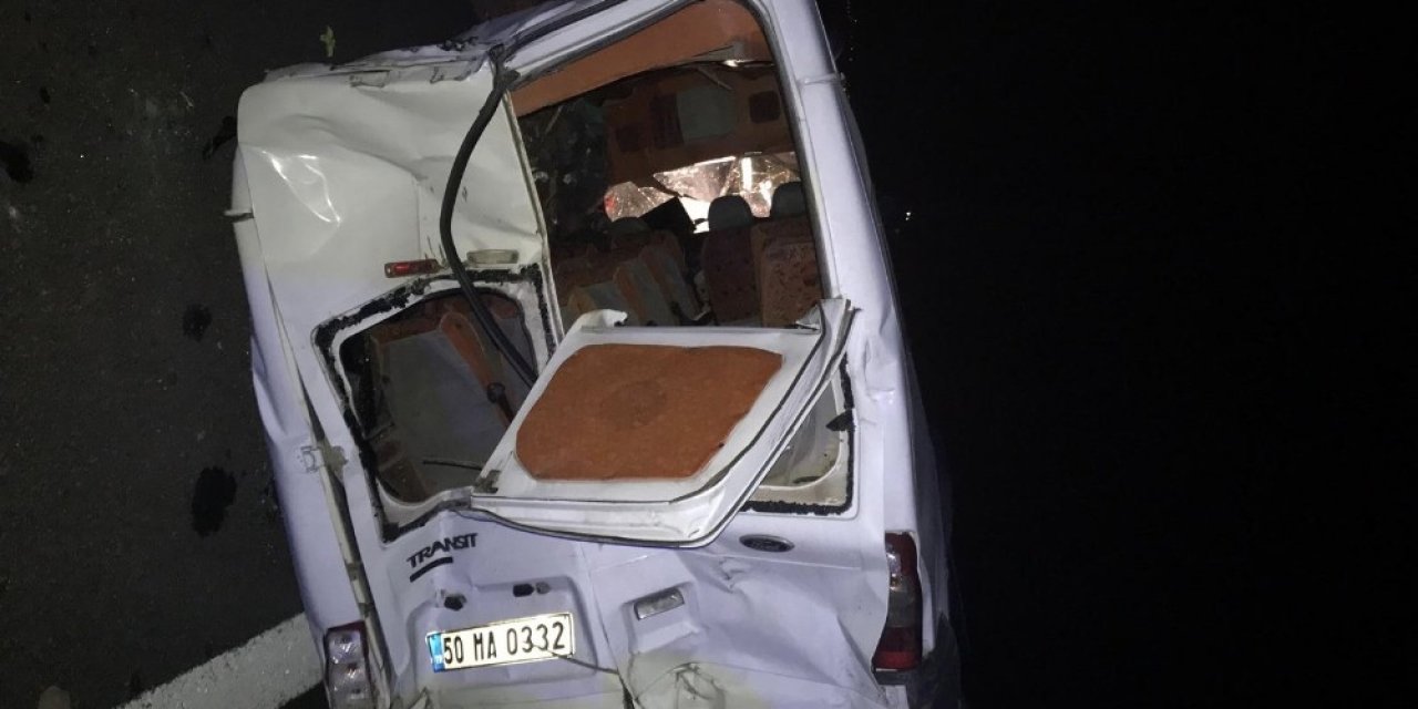 Kaçak göçmen taşıyan ticari minibüs kaza yaptı: 5’i ağır 21 yaralı