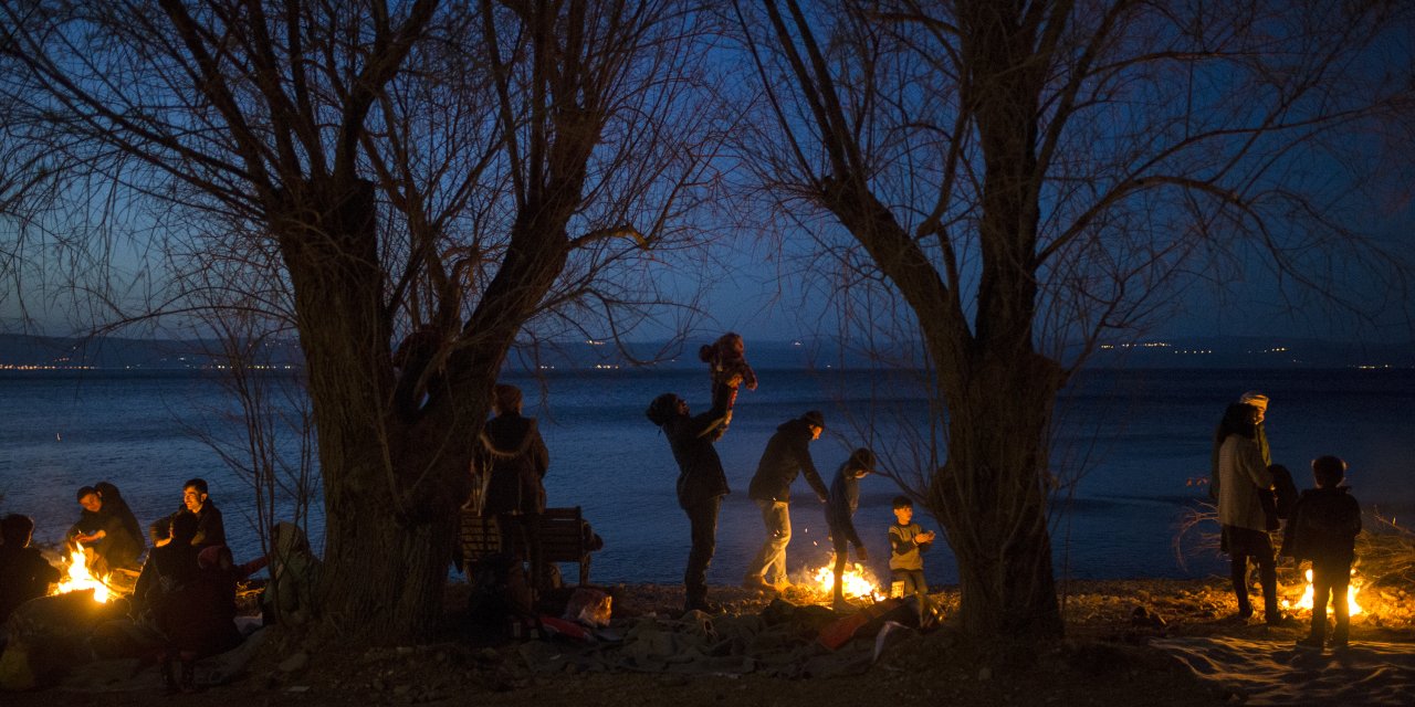 Midilli'de göçmenler aşırı sağcılarla karşılaşmamak için sahilde sabahlıyor