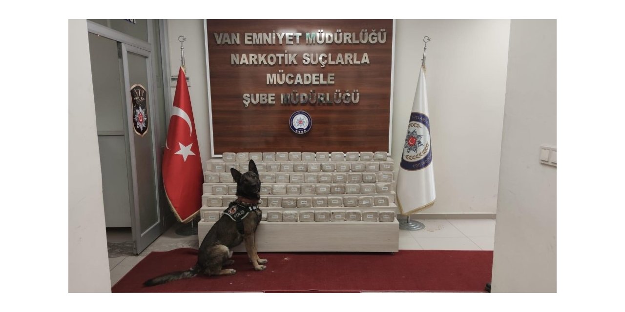 Aracın iç yan döşemesinde 37 kilo 780 gram eroin çıktı