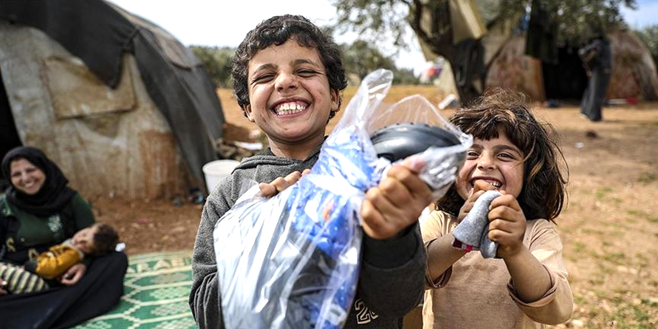 Sosyal medya üzerinden topladıkları yardımlarla İdlibli çocukların ayaklarını ısıttılar