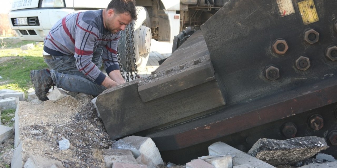 Tırın dorsesindeki 25 ton ağırlığındaki makine yola düştü