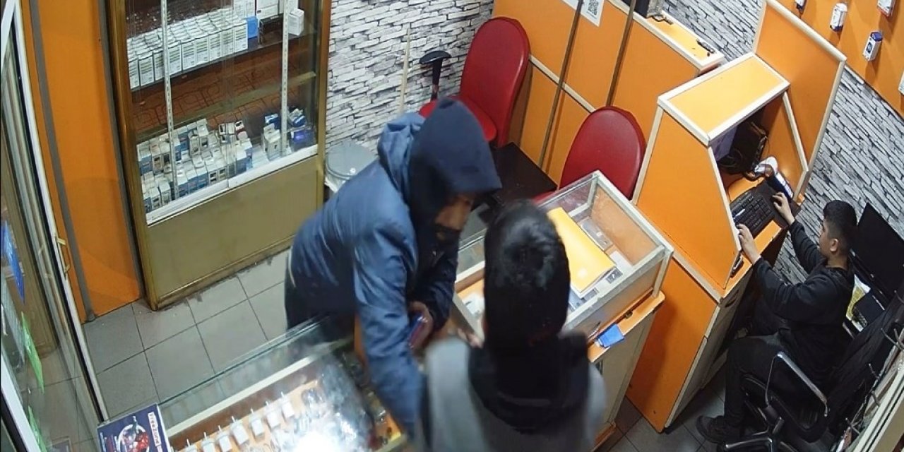 Önce inceledi, ardından çalışana yumruk atıp telefonları alarak kaçtı