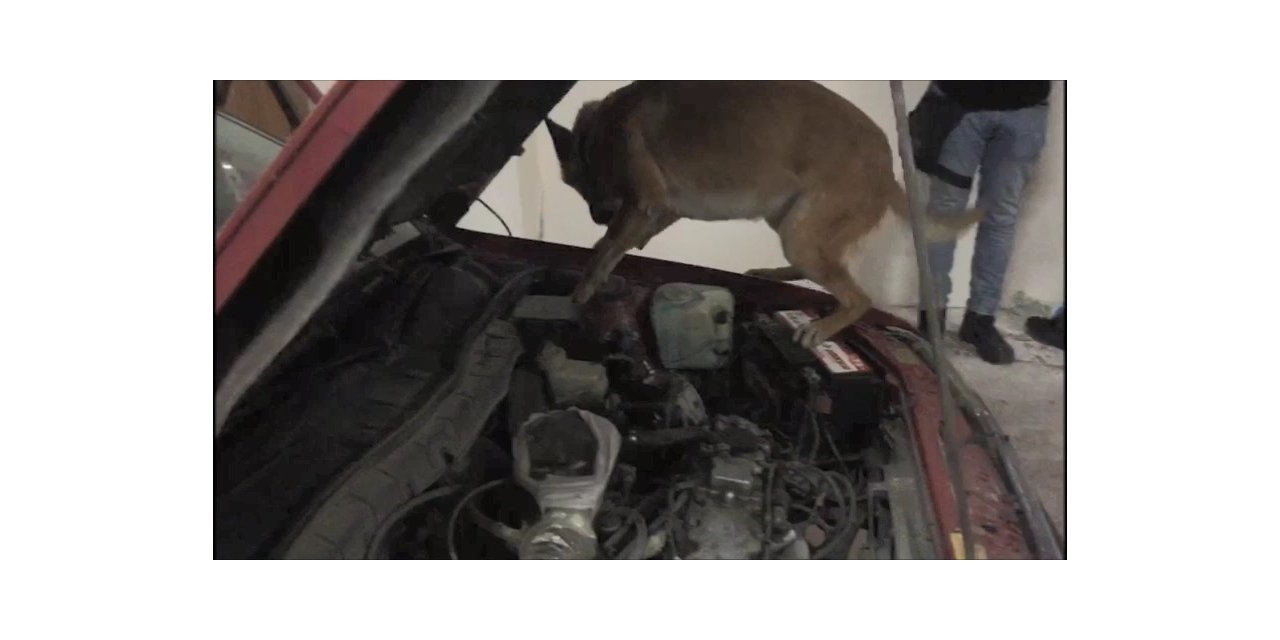Otomobilin motoruna zulalanmış uyuşturucu böyle bulundu