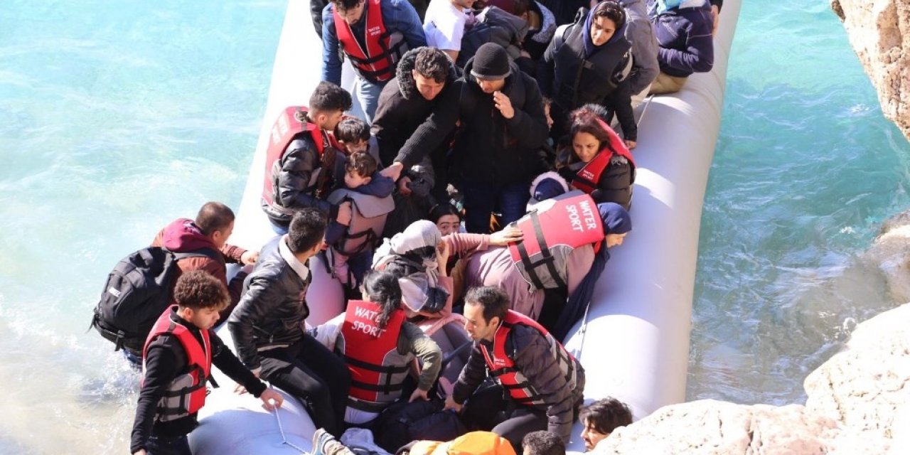Türk sahil güvenlik botlarını gören Yunan botları, aldıkların göçmenlerin botunun anahtarını geri verdi