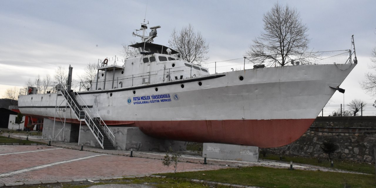 Üniversite öğrencileri hurda gemide mesleğe hazırlanıyor