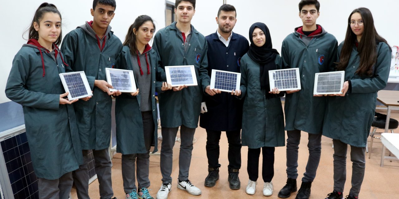 Elazığ'da meslek lisesi öğrencileri güneş paneli üretti