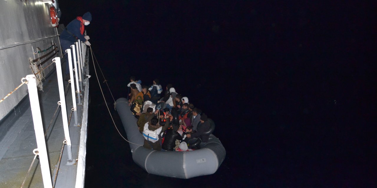 Ayvacık açıklarında su alan bottaki 42 düzensiz göçmeni sahil güvenlik kurtardı