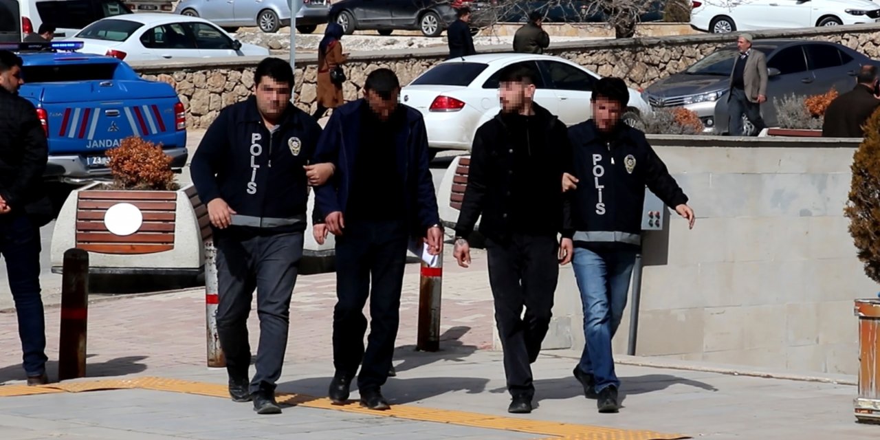 Elazığ'da birini bıçakladıkları 2 kadını gaspeden 2 zanlı yakalandı