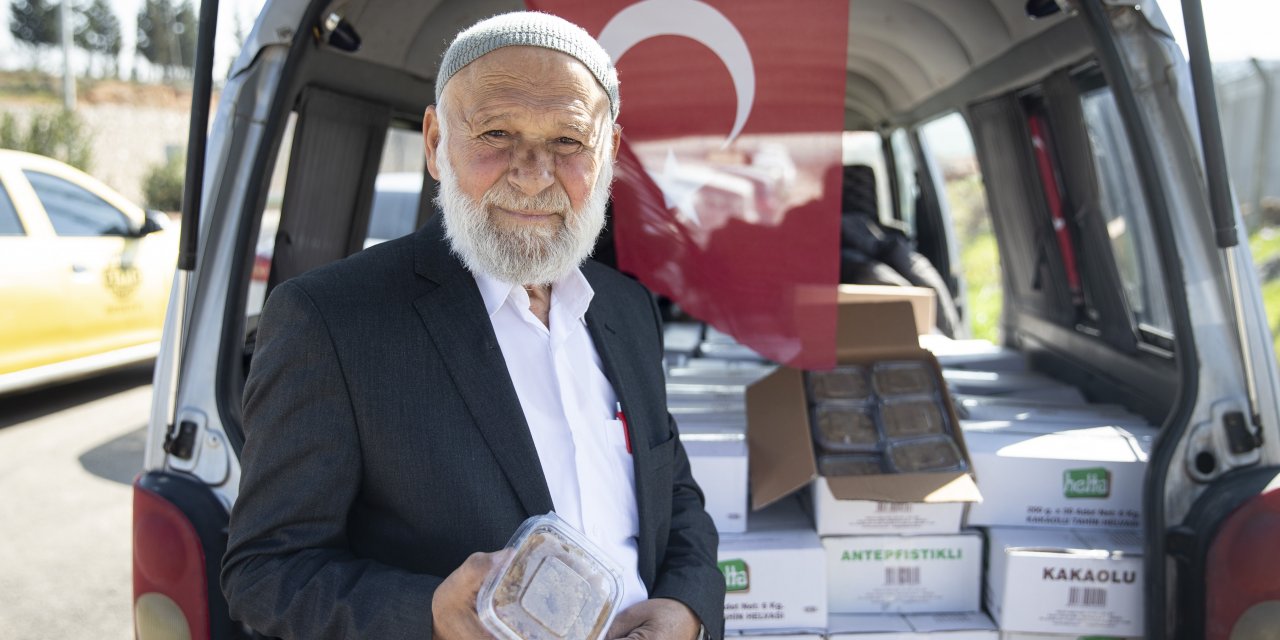 "Elmacı dede" mehmetçiğe tatlı dağıtmak için memleketi Denizli'den Hatay'a geldi