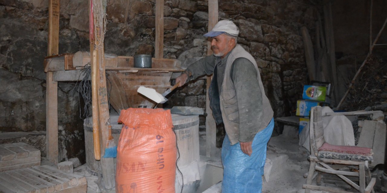 200 yıllık değirmen geleneksel yöntemlerle un öğütüyor