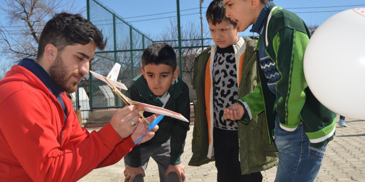 Malatya'da gönüllü gençler depremzede çocukların yüzünü güldürdü
