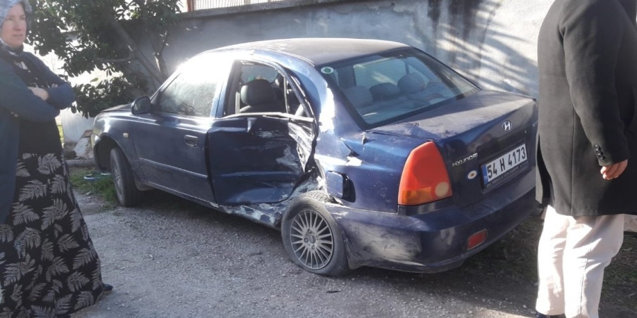 Akyazı’da otomobil ile minibüs çarpıştı: 1 yaralı