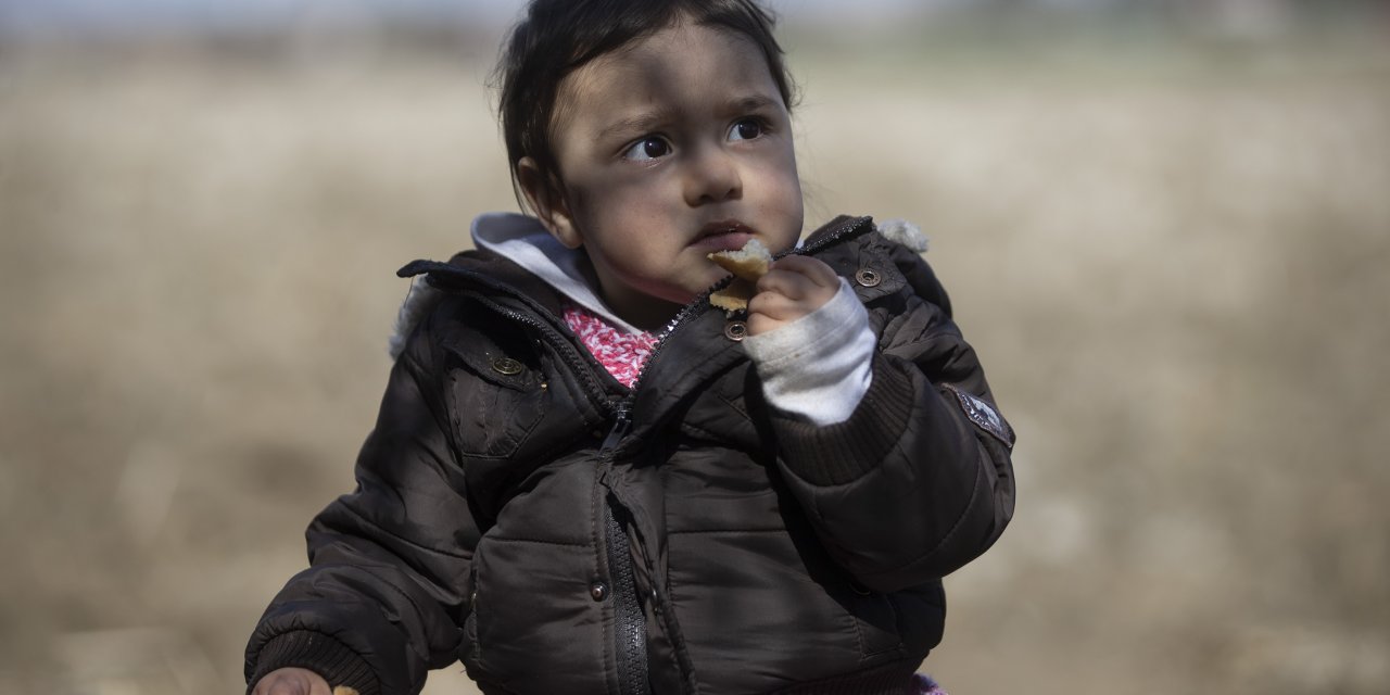 Yunanistan'a gitmek isteyen düzensiz göçmenlerin sınırdan geçişi sürüyor