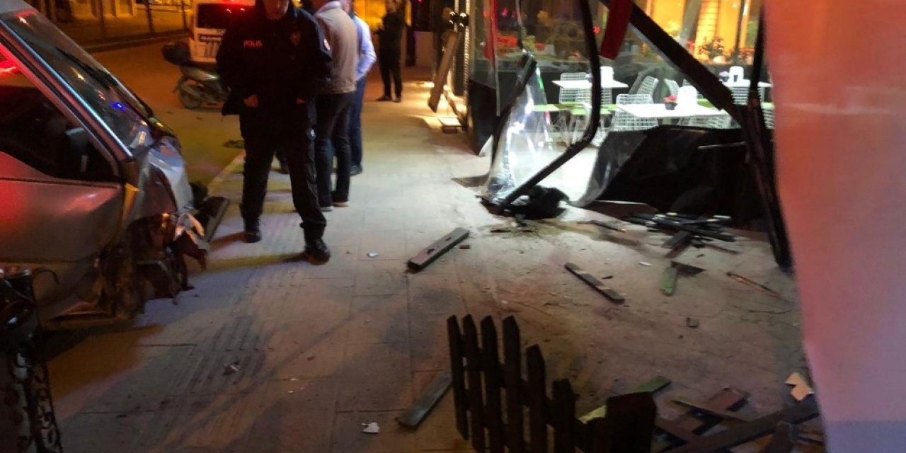 Freni boşalan minibüs dükkana girerek durabildi