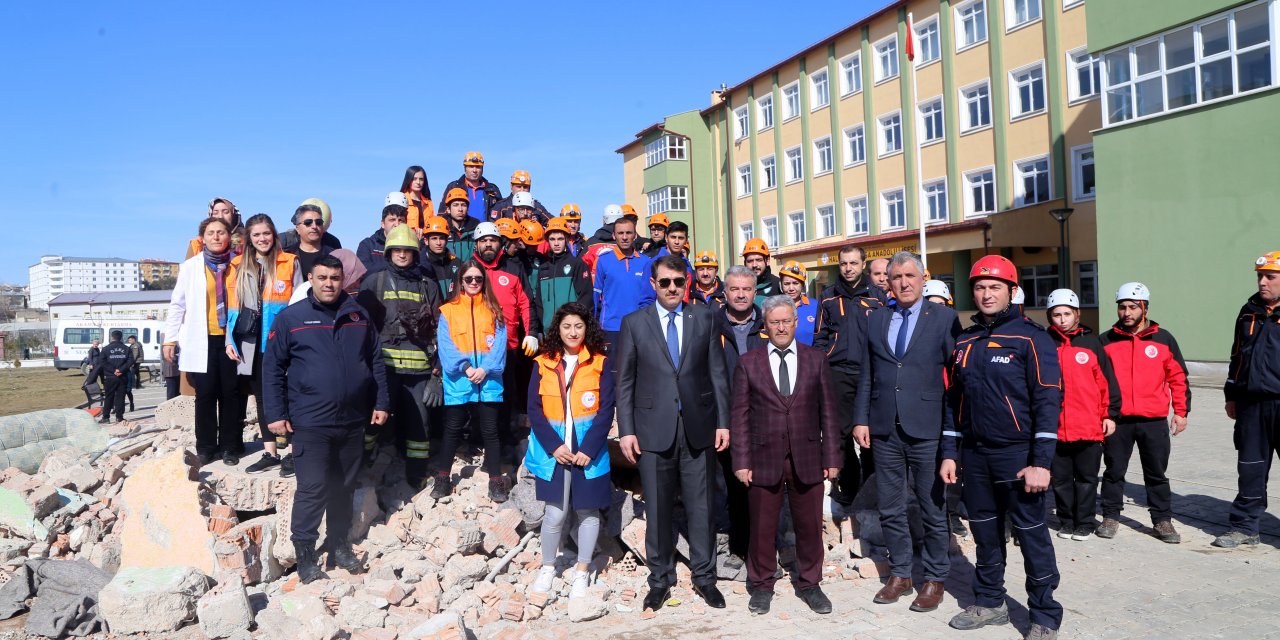 Sivas'ta gerçekleştirilen deprem tatbikatı gerçeğini aratmadı