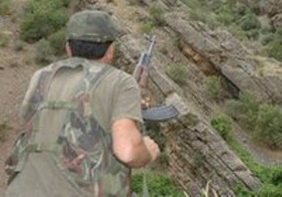 Teröristler asker üniforması giymiş