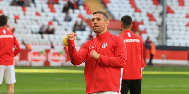 Antalyasporlu Podolski, sosyal medya paylaşımlarıyla da gönüllere giriyor