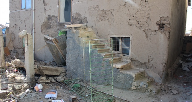 Elazığ’da hasarlı kerpiç evin balkonu yıkıldı: 1 ölü
