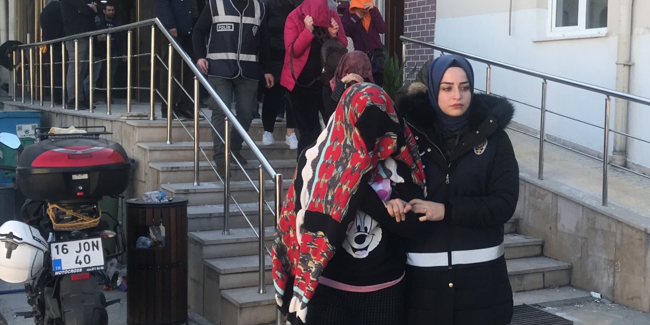 Fuhuş operasyonu şüphelileri oyuncak ayının içine para ve tabanca saklamış