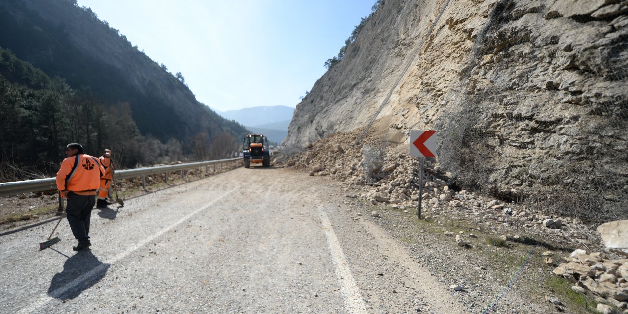 Karabük'te heyelanın kapattığı yol ulaşıma açıldı
