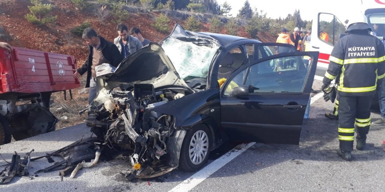 Traktör ile otomobil çarpıştı: 1 ölü, 1 yaralı