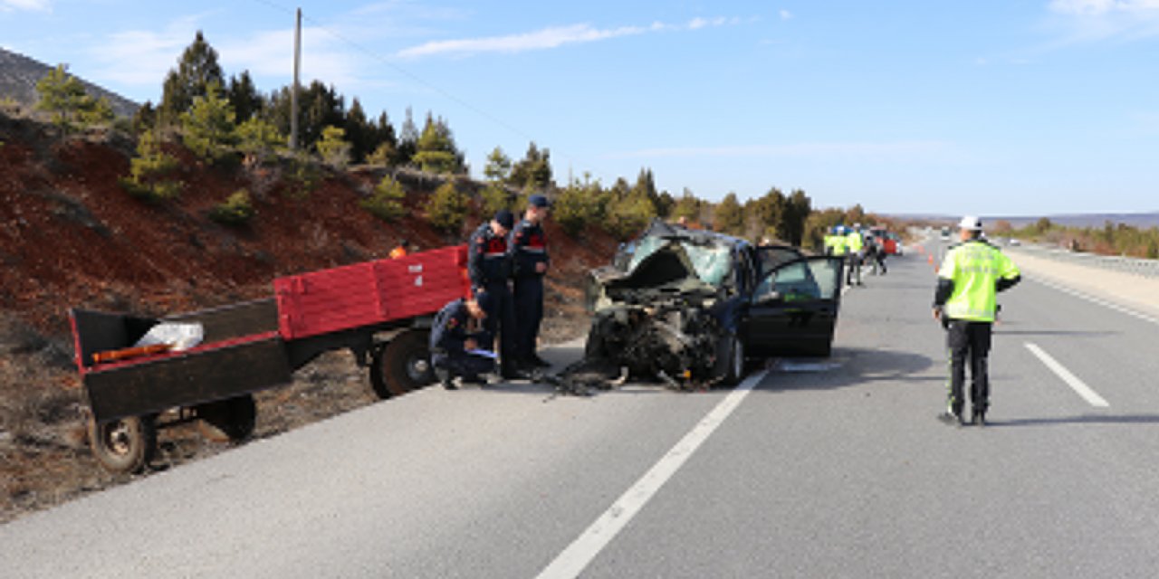 Kütahya'da traktörle çarpışan otomobilin sürücüsü yaralandı eşi öldü