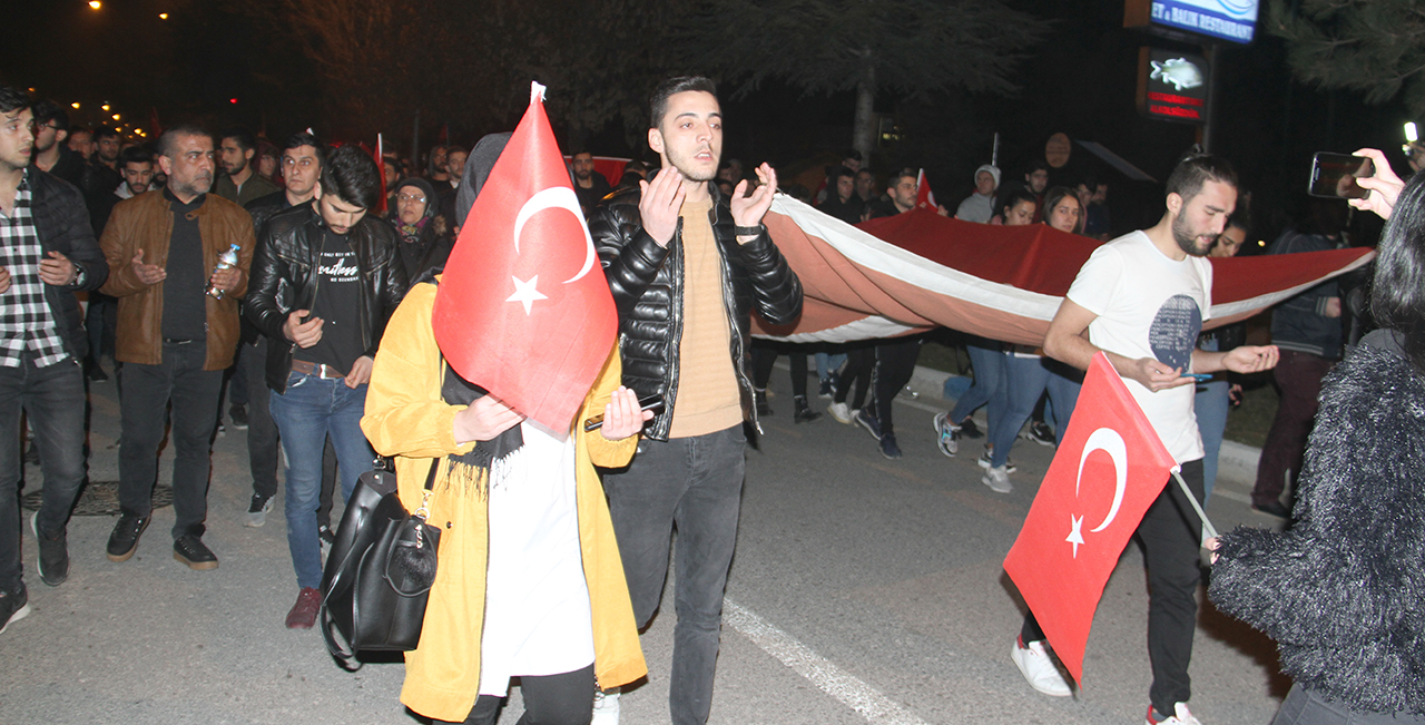 Konya'da vatandaşlar Mehmetçik için yürüdü