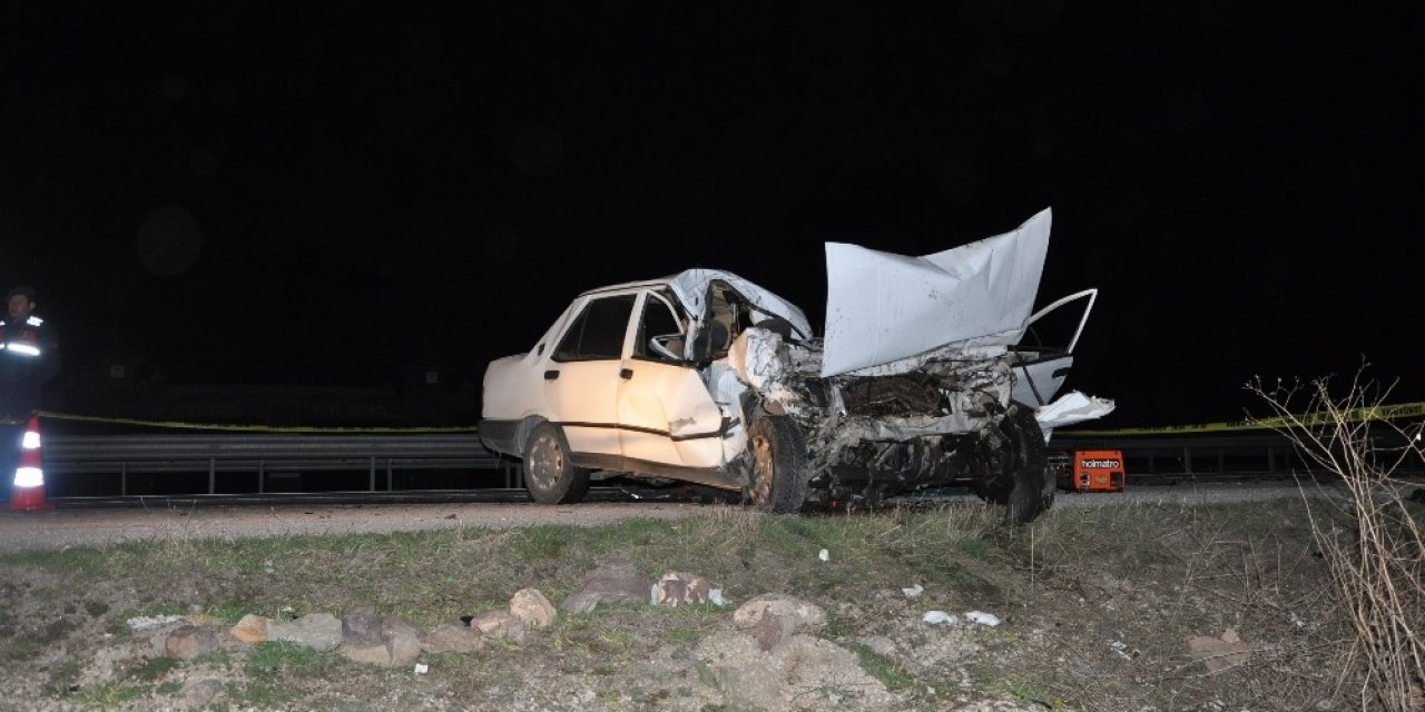 Sandıklı’da otomobil patates yüklü kamyona çarptı: 1 ölü