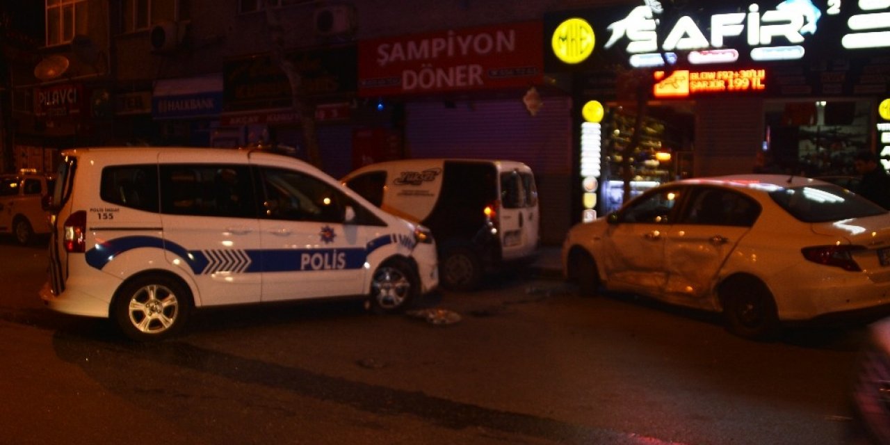 Polis otosuna çarptılar kaçmak isterken kaza yaptılar