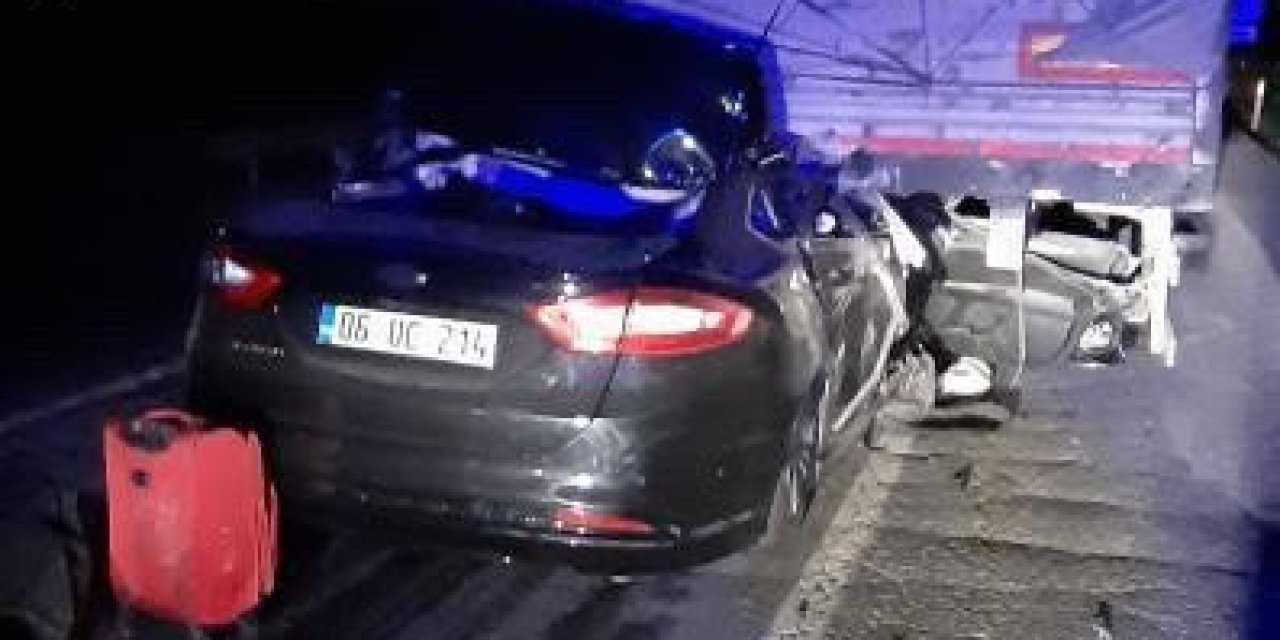 Otomobil TIR’a ok gibi saplandı: 2 ölü