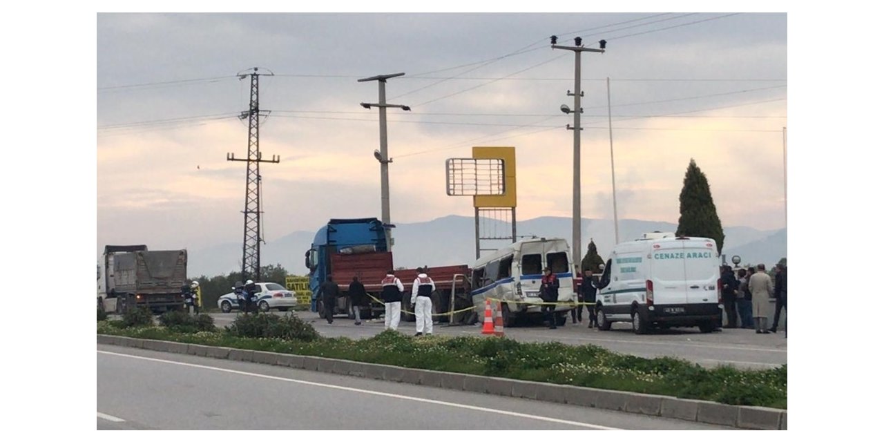 Manisa’nın Akhisar ilçesinde işçi servisinin kamyona arkadan çarpması sonucu meydana gelen trafik kazasında ilk belirlemelere göre 1 kişi öldü çok sayıda işçi yaralandı.