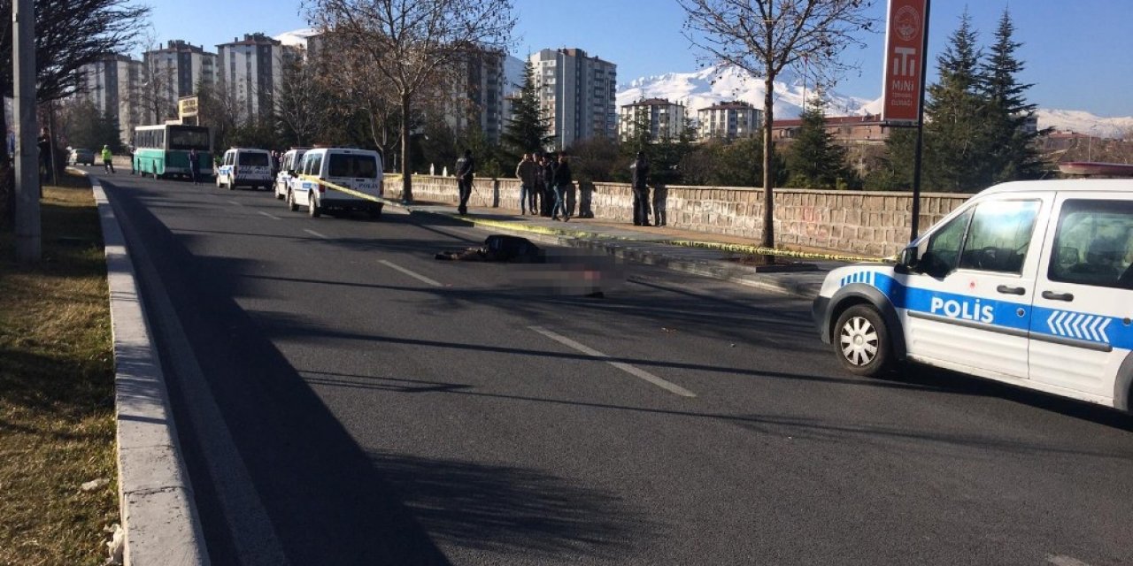 Halk otobüsünün altında kalan adam hayatını kaybetti
